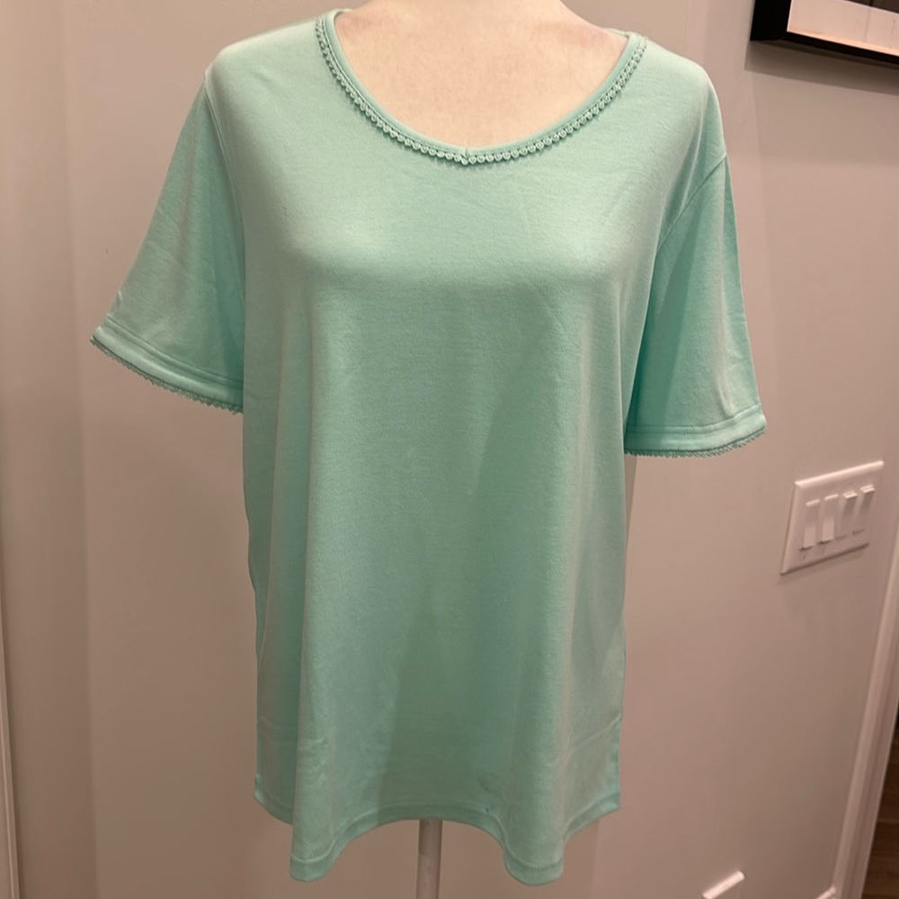 NWOT- BLAIR Short sleeve tee-shirt in minty color. Size L